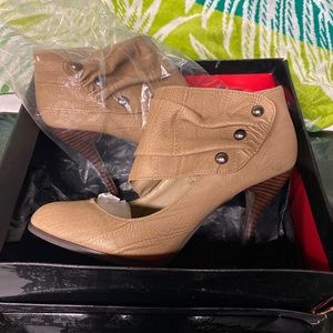 High heeled bootie shoe